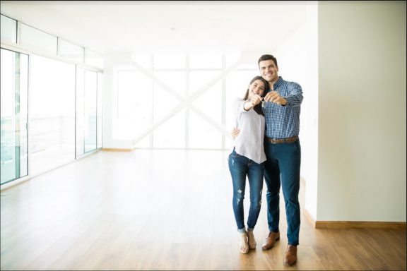 Pareja comprando un apartamento